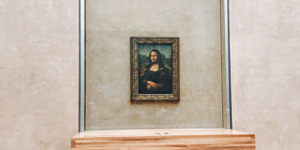 The Mona Lisa painting in a glass case.
